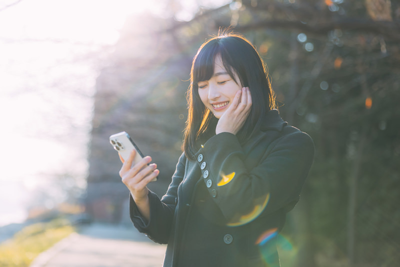 女性　無意識　好意　しぐさ